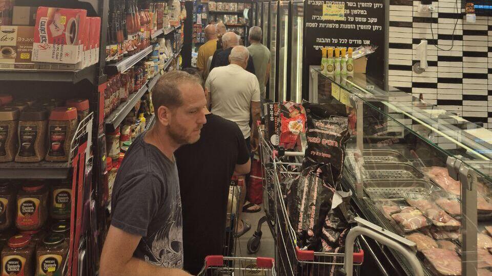  Очередь в магазине из-за ситуации с безопасностью