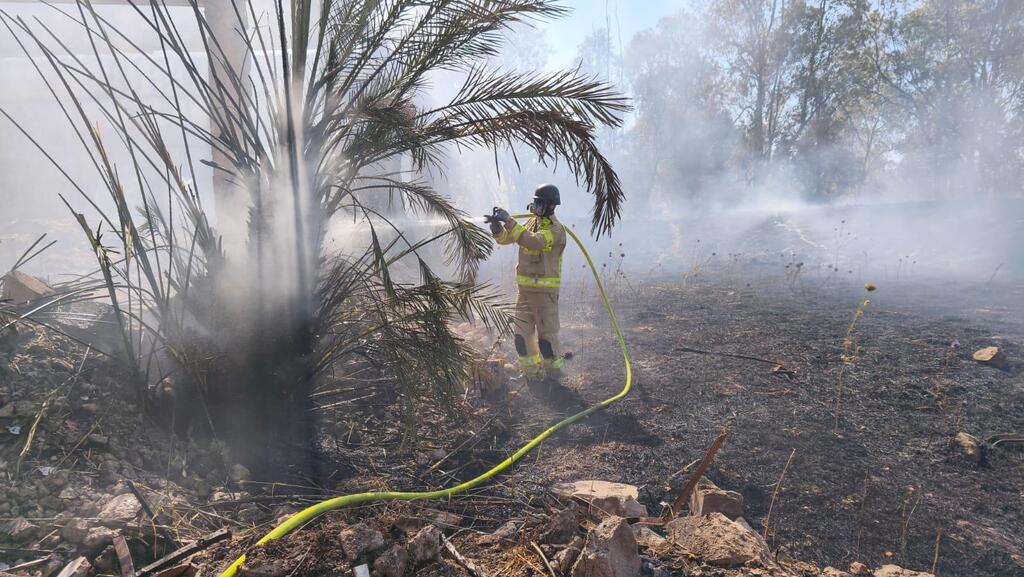 לוחמי האש פועלים בשריפה בשטח פתוח ברמת הגולן כתוצאה מיירוטים