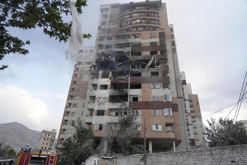 נזקים נזקי הרס שהיד טהרן איראן תקיפה אווירית תקיפות אוויריות חיל האוויר עשן מבצע עם כלביא מבנה מגורים