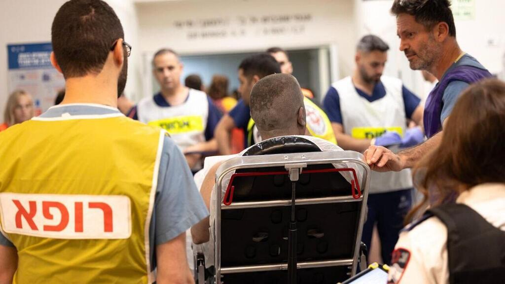 Injured civilians receive medical treatment at Sourasky Medical Center in Tel Aviv after Iranian missile strike (Photo: Sourasky Medical Center) טיפול רפואי בפצועים בבית החולים איכילוב