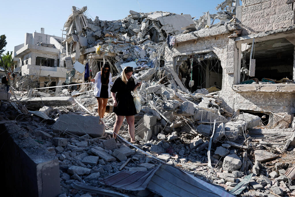Impact site of Iranian ballistic missile in Rishon Lezion (Photo: REUTERS/Ammar Awad) נזקי הפגיעה הישירה בראשון לציון