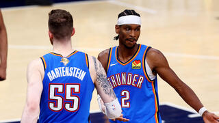 שחקן אוקלהומה סיטי ת'אנדר שיי גילג'ס-אלכסנדר עם אייזאה הארטנשטיין