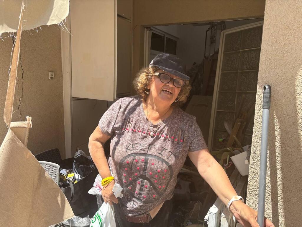 Liza Yazdi trying to grab what she can from her demolished apartment (Photo: Meir Turgeman) הדיירים חוזרים לבתים במקום הפגיעה בראשון לציון