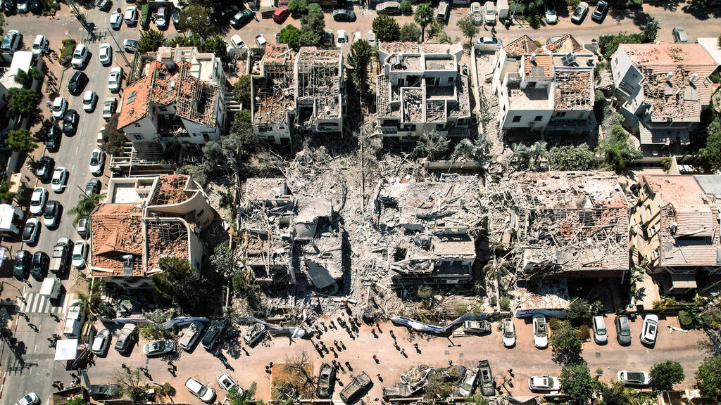 Damage from a direct Iranian missile strike in Rishon Lezion. Netanyahu ignored the war’s toll (Photo: REUTERS/Ammar Awad) נזקי הפגיעה הישירה בראשון לציון