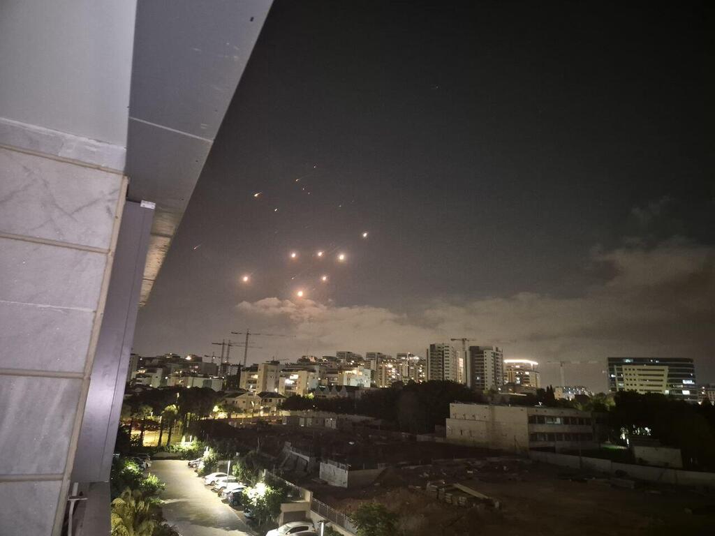 Israeli air defenses intercept Iranian ballistic missiles over Israeli airspace (Photo: Yaron Drukman) מטח טילים בשמי קריית אונו