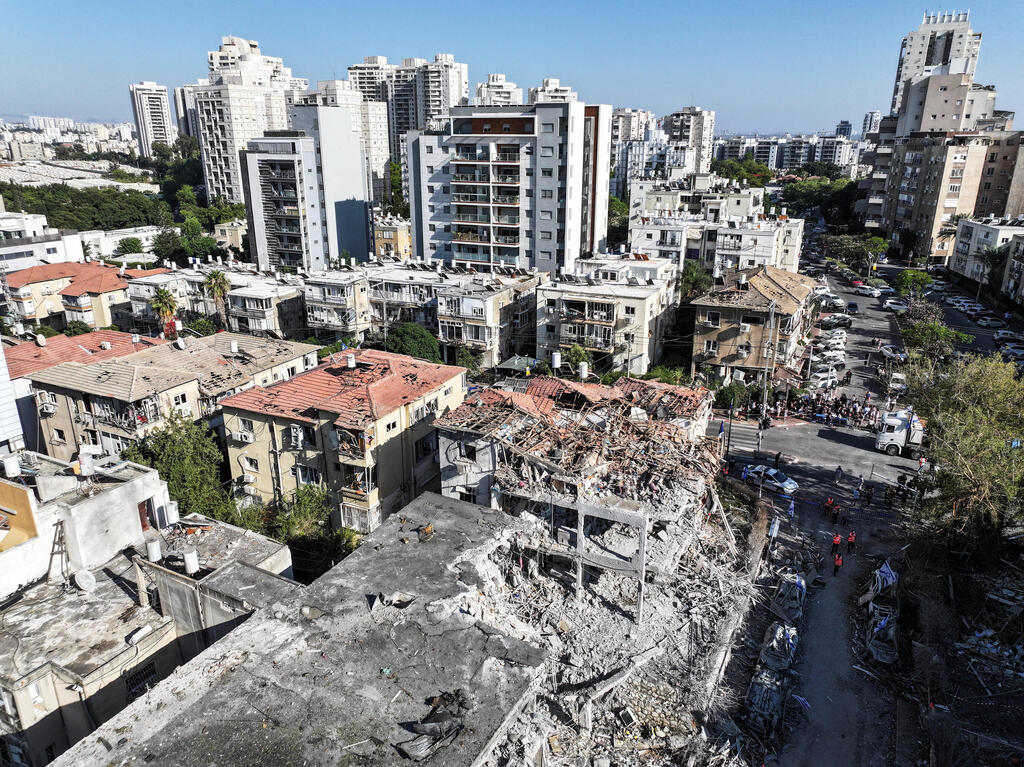 Photo: REUTERS/Yair Palti פגיעה ישירה ברמת גן