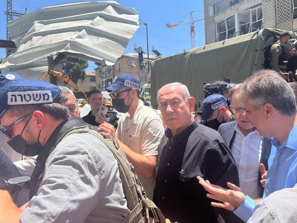ראש הממשלה בנימין נתניהו בזירת הפגיעה בבת ים
