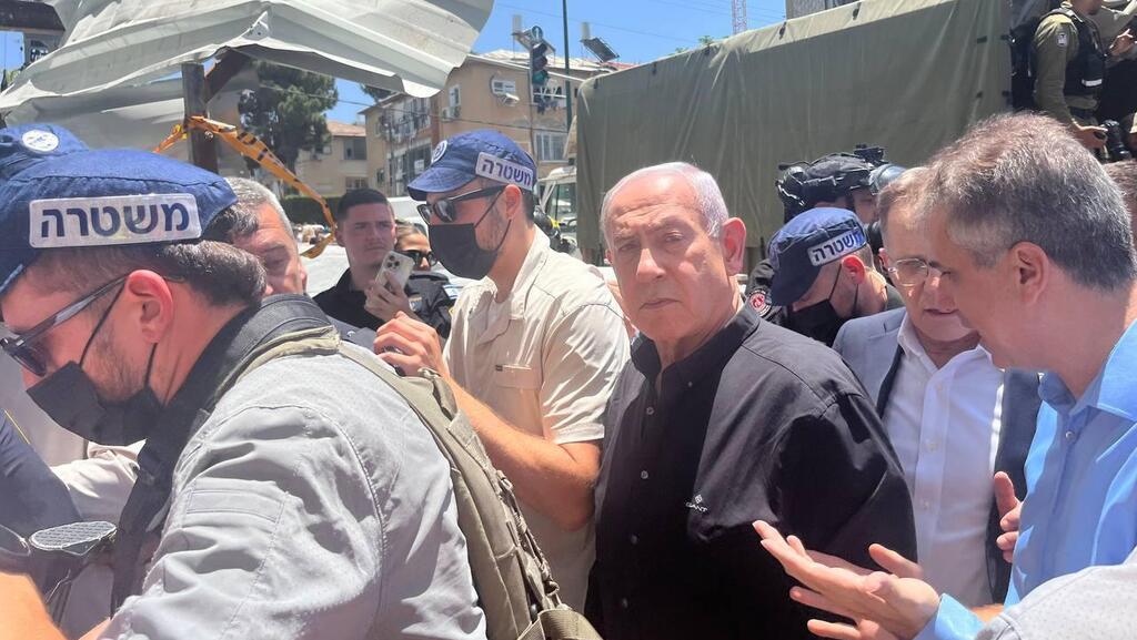 Prime Minister Netanyahu visits the site of an Iranian missile strike in Bat Yam on Sunday ראש הממשלה בנימין נתניהו בזירת הפגיעה בבת ים