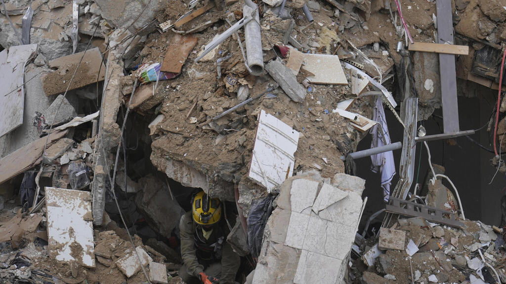 Aftermath of Iran's missile strike on central Israel on Sunday (Photo: Ariel Schalit / AP) פגיעה ישירה במרכז הארץ