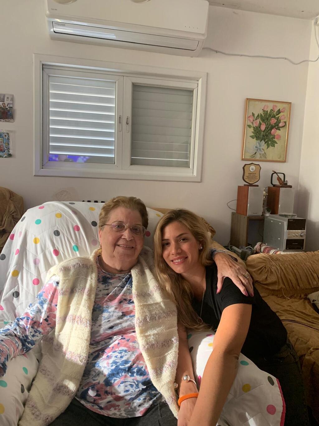 Shani Boana and her late grandmother Bella (Photo: Private album) בלה אשכנזי ז"ל עם הנכדה שני בואנה