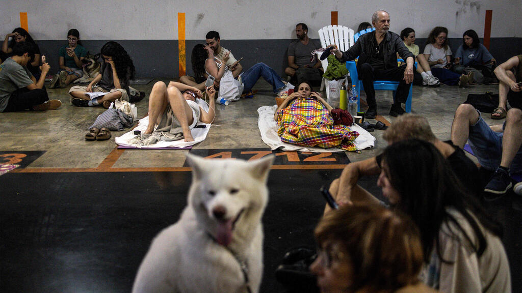 אנשים וכלב במרחב המוגן