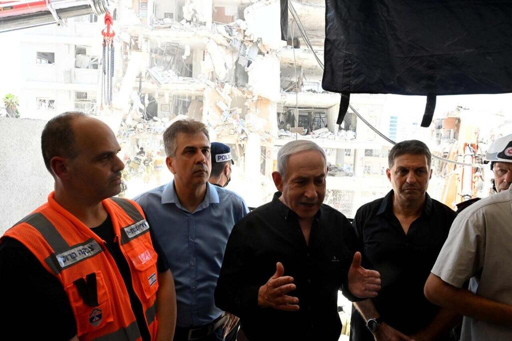 ראש הממשלה בנימין נתניהו בזירת הנפילה בבת ים