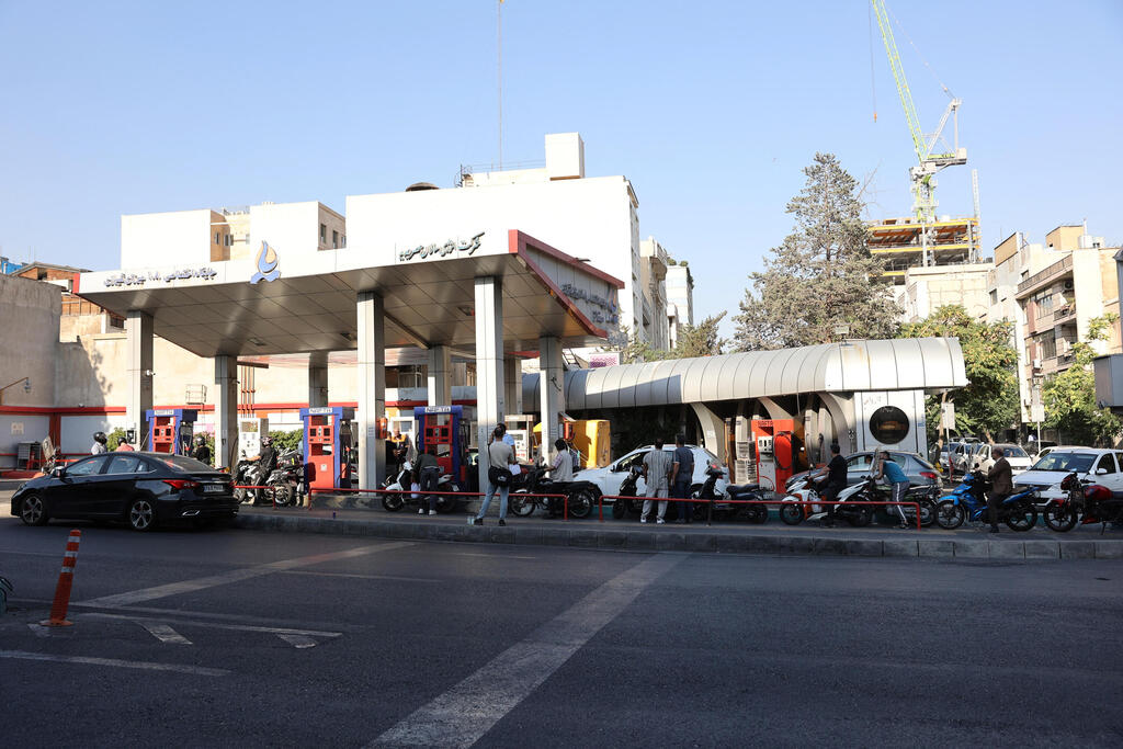 Iranian lining up outside gas stations across Tehran amid Israeli airstrikes (Photo: Majid Asgaripour/WANA) תחנת דלק בטהרן