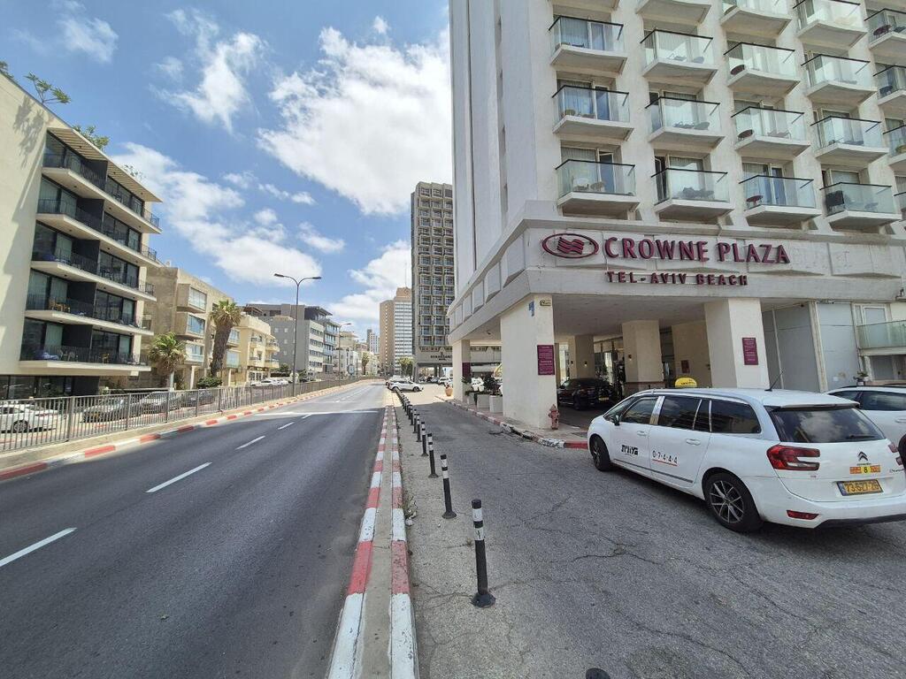 אזור המלון ליד הטיילת בתל אביב. הכביש ריק