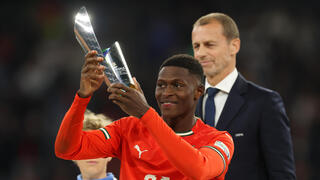 מנדש עם תואר המצטיין