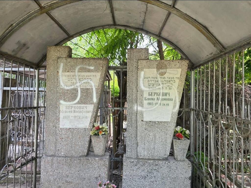 צלבי קרס רוססו על קברים יהודיים בקישינב