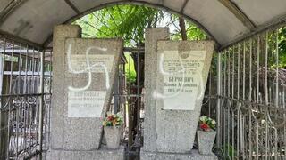 צלבי קרס רוססו על קברים יהודיים בקישינב