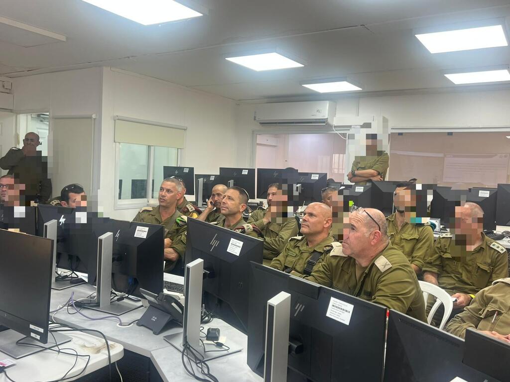 Situational assessment meeting for the 96th division (Photo: IDF Spokesperson's Unit) הערכת מצב של מפקד פיקוד המרכז, אלוף אבי בלוט באוגדה 96