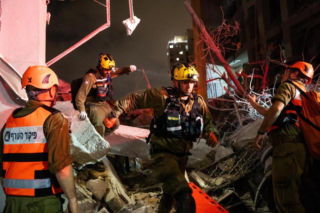 Home Front Command personnel respond to site hit by Iranian missile strike (Photo: IDF) פעילות אנשי פיקוד העורף מזירות הנפילה השונות
