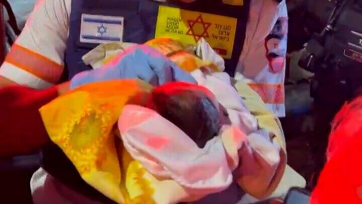 Newborn hurt in missile attack on Petah Tikva (Photo: Gal Ganot) תינוק בן 6 ימים חולץ מהבניין המקביל לבניין שספג פגיעה ישירה בת״א