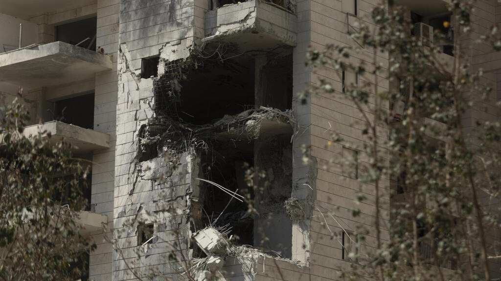 Iranian missile strikes apartment building in Petah Tikvah (Photo: Amir Levy/Getty Images) זירת הנפילה בפתח תקווה
