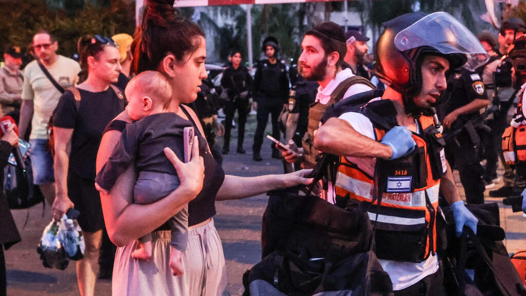 Aftermath of a missiles strike on Petah Tikva, Monday (Photo: Gil Nechushtan) זירת הפגיעה בפתח תקווה