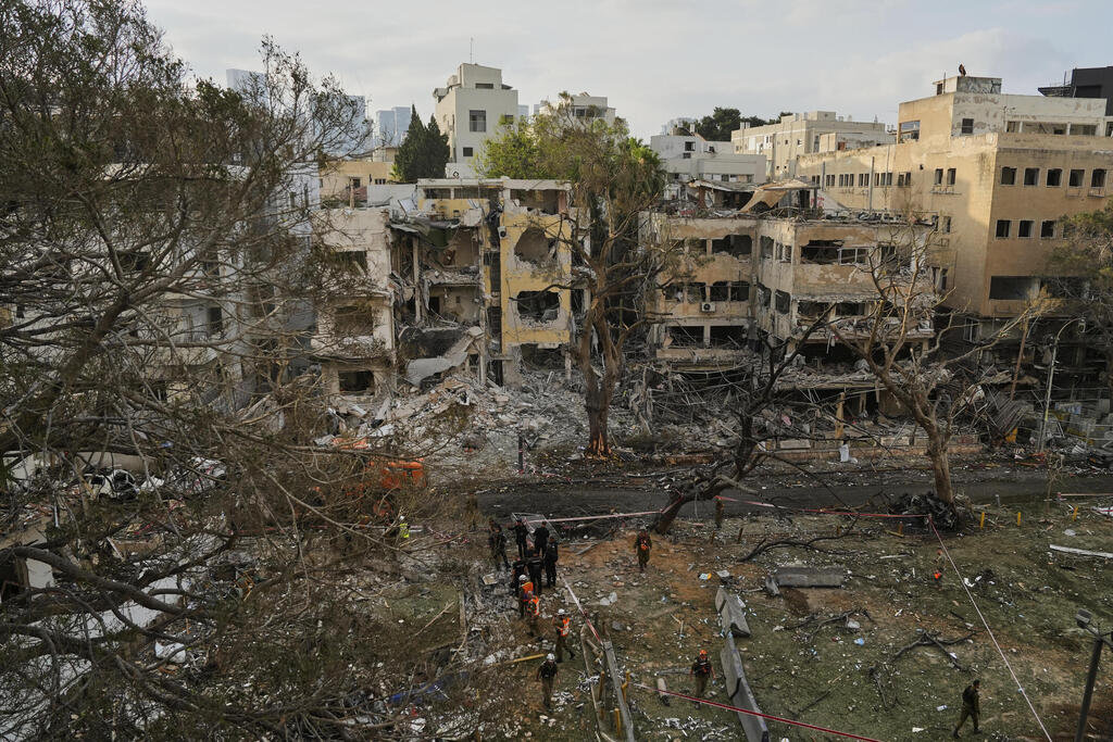 Photo: Baz Ratner / AP נפילה בתל אביב