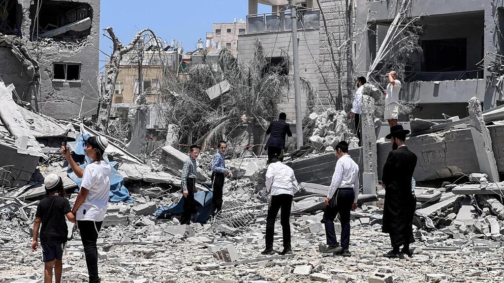 Buildings destroyed in Bnei Brak in an Iranian missiles trike on Monday (Photo: Miro Maman/ Reuters) נזקי הפגיעה הישירה בבני ברק