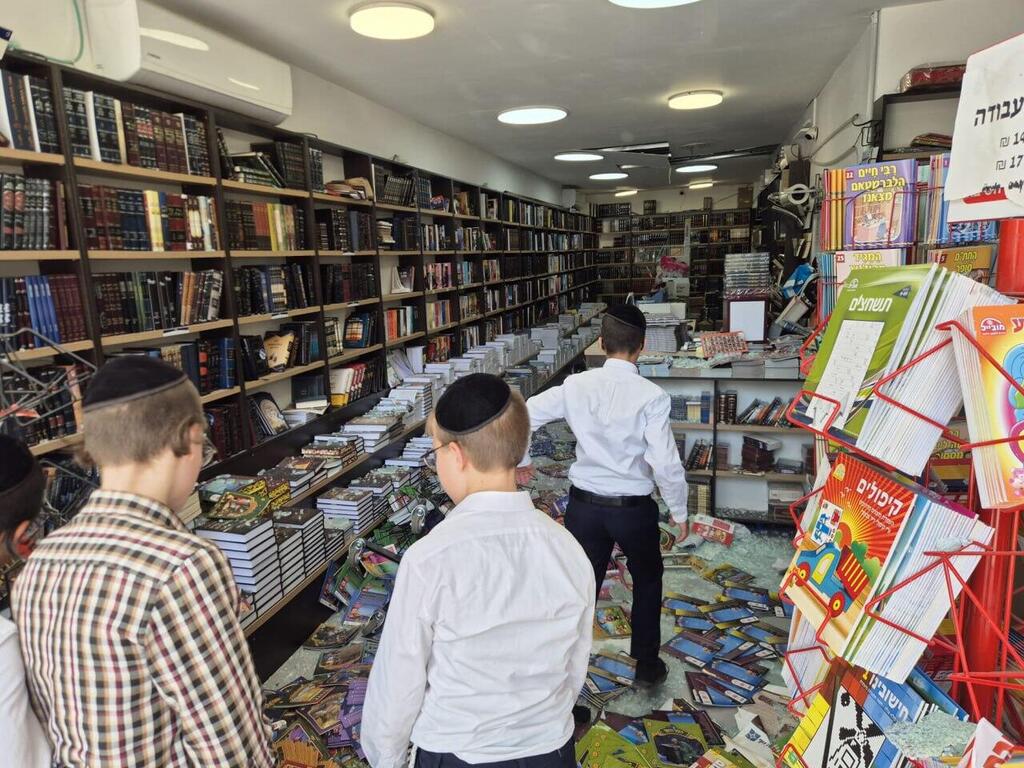 חנות ספרים שנפגעה מהפגיעה בבני ברק