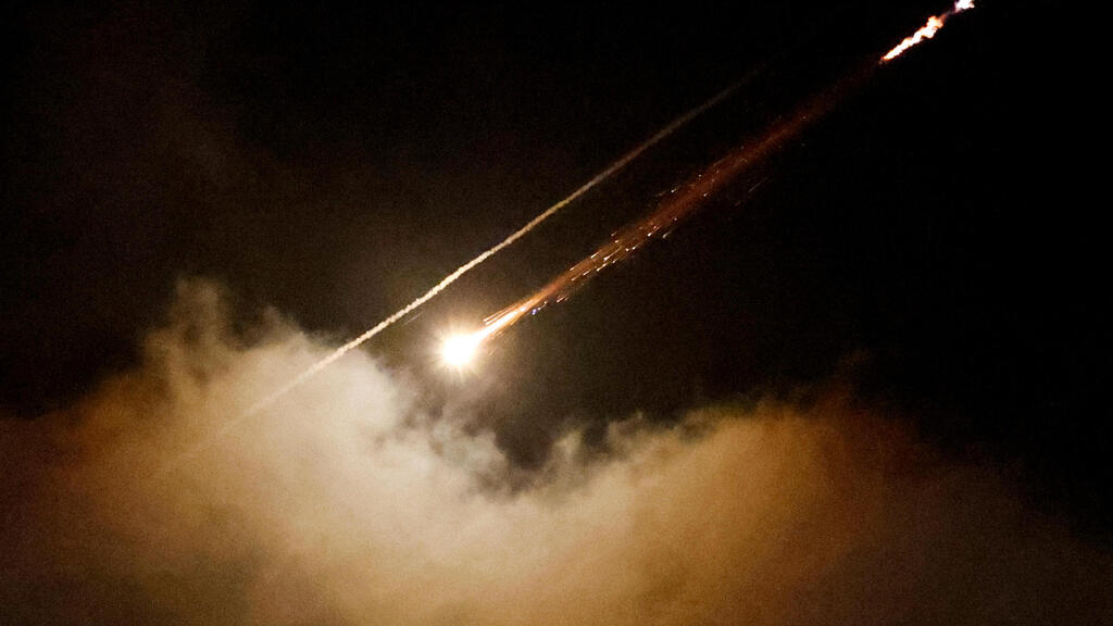 Iranian missiles intercepted over the West Bank during the June war (Photo: Mohamad Torokman / Reuters ) שמי רמאללה