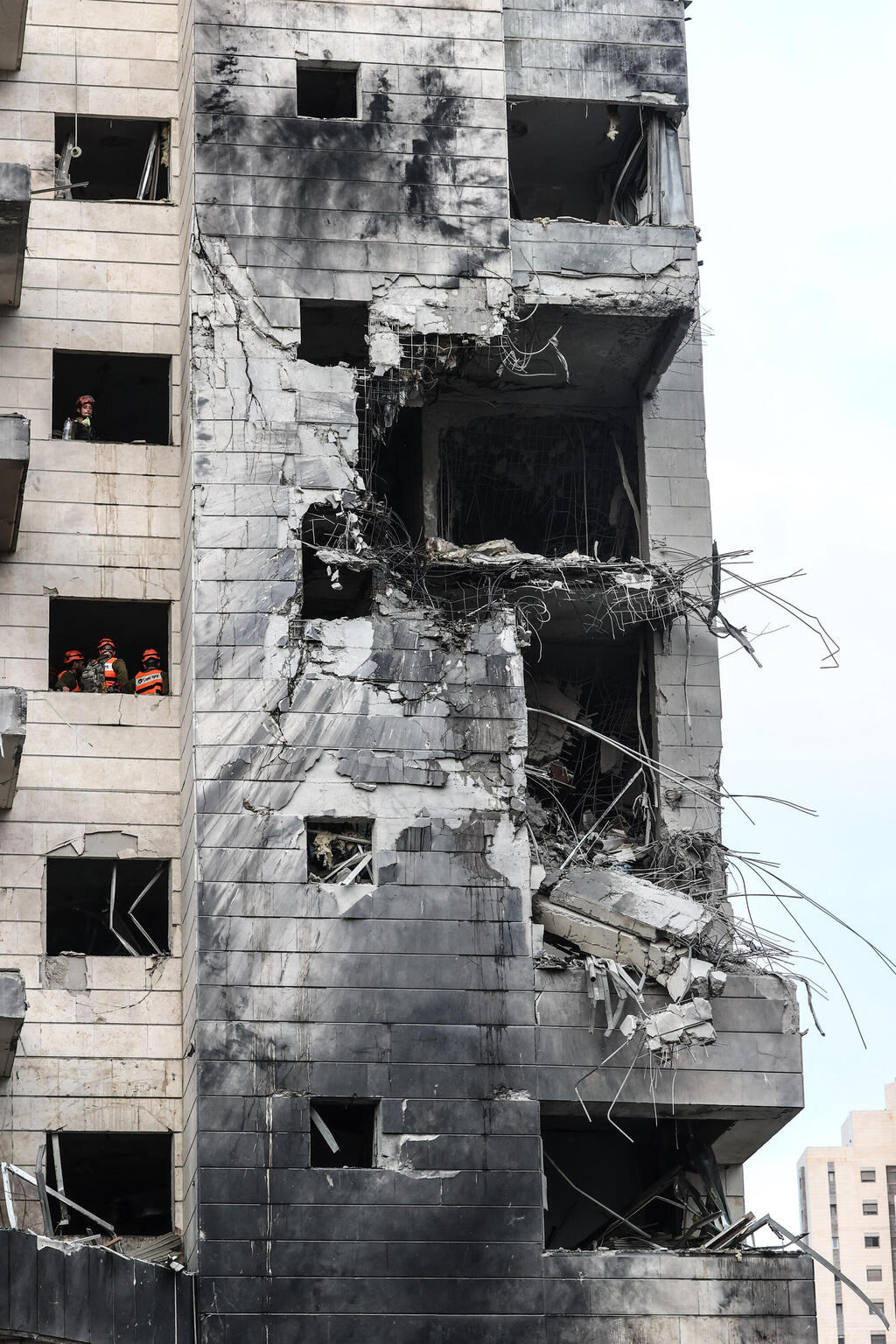 Photo: Gil Nechushtan זירת הפגיעה בפתח תקווה