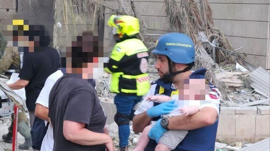 חילוץ אישה ותינוק בן שנה מבניין 20 קומות בפתח תקווה