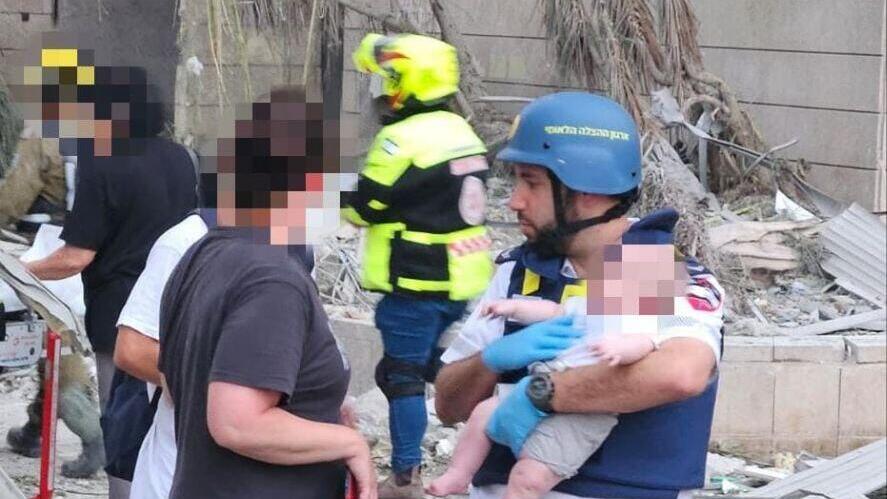 חילוץ אישה ותינוק בן שנה מבניין 20 קומות בפתח תקווה