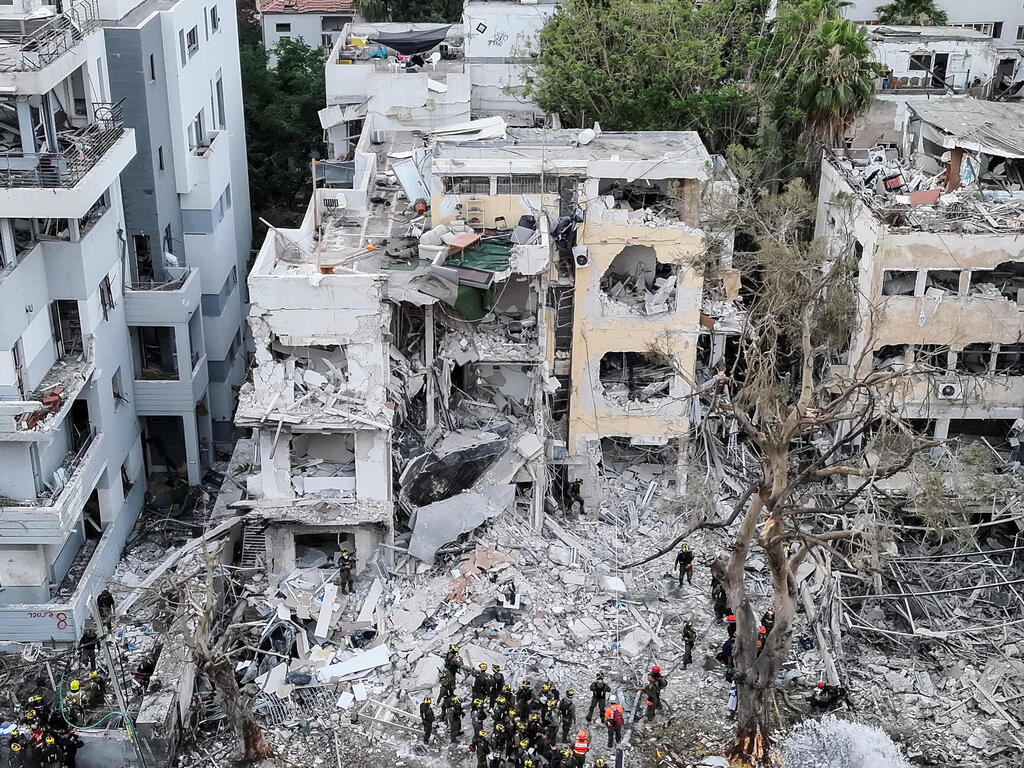 Tel Aviv after being hit by an Iranian ballistic missile (Photo: REUTERS/Moshe Mizrahi) הזירה בתל אביב