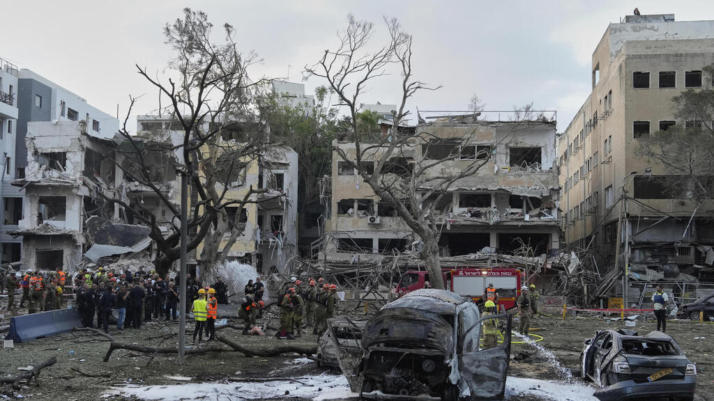 Aftermath of a missile strike on Tel Aviv, Monday (Photo: Baz Ratner / AP) נפילה בתל אביב