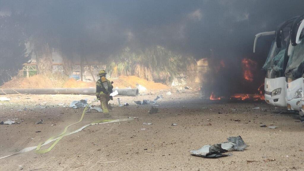 אוטובוס בוער לאחר פגיעה ישירה בחניון גליל ים, הרצליה