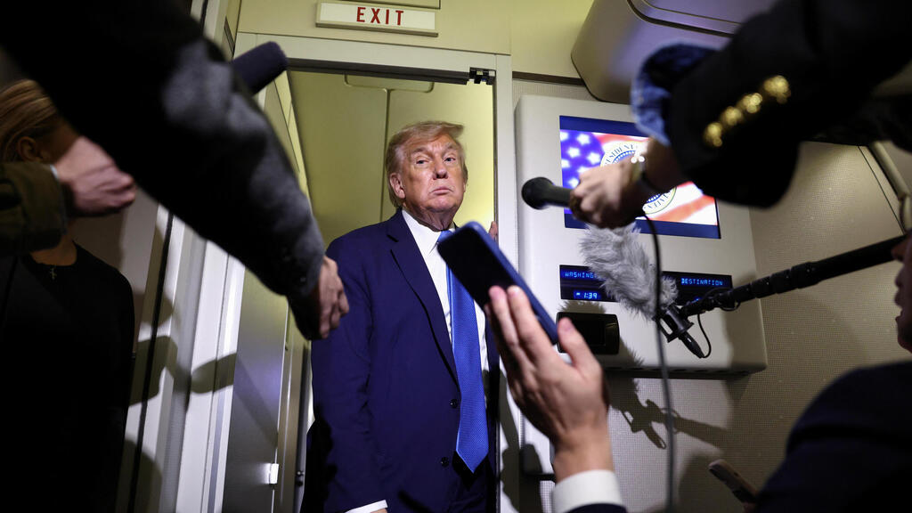 US President Donald Trump talks to reporters on board Air Force One (Photo: Kevin Lamarque / Reuters) נשיא ארה"ב דונלד טראמפ