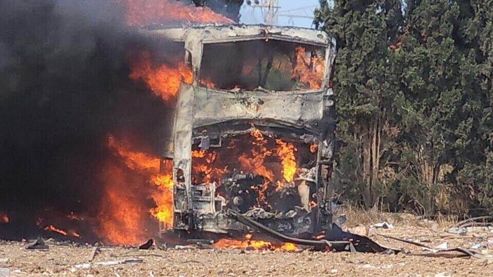 אוטובוס בוער לאחר פגיעה ישירה בחניון גליל ים, הרצליה