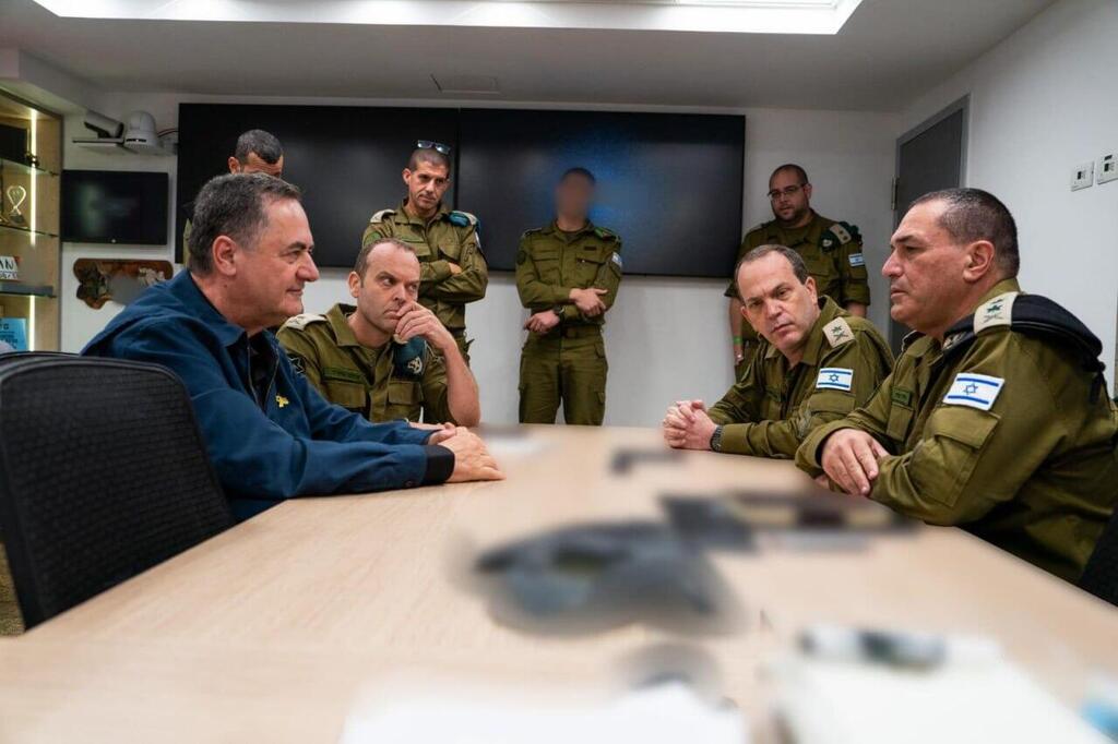 שר הביטחון ישראל כ"ץ בהערכת מצב עם הרמטכ"ל רא"ל אייל זמיר, מנכ"ל משרד הביטחון, אלוף (מיל') אמיר ברעם, ראש אמ"ץ, אלוף עודד בסיוק, ראש אמ"ן,  שלומי בינדר, ראש אג"ת  אייל הראל, מפקד פקע"ר רפי מילוא, נציגי חיל האוויר, מוסד ושב"כ