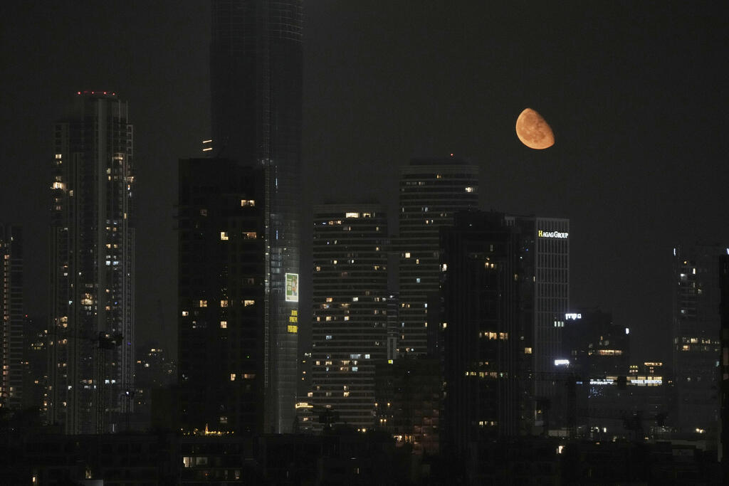 Tel Aviv skies during early Tuesday's ballistic missile attack from Iran (Photo: AP Photo/Leo Correa) תל אביב