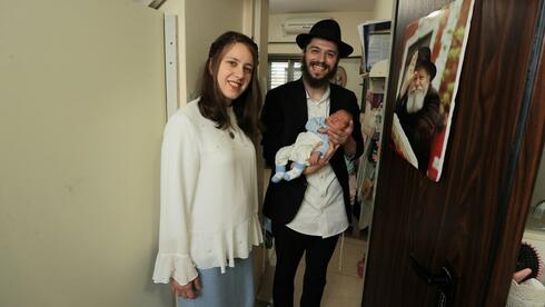 "מקור הכוח שלנו". ההורים חני ויובל עם הרך הנולד