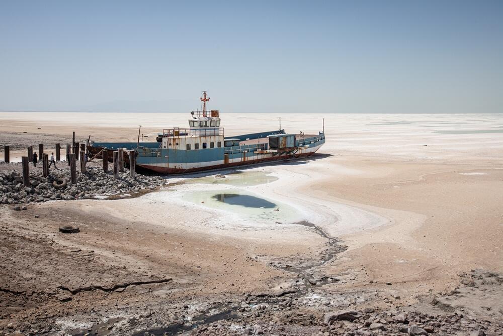 Once a body of water, the heat left nothing but sand and a stranded ship behind (Photos: Sebastian Castelier/Shutterstock) התייבשות ימת אורמיה באיראן