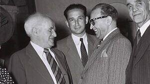 Prime Minister David Ben Gurion with Iranian envoy Reza Safinia in 1960 (Photo: Teddy Browner, GPO) ראש הממשלה דוד בן גוריון (משמאל) משוחח עם רזא ספינה (Saffina), הנציג האיראני המיוחד בישראל, במסיבה שארגנו האיראנים, יוני 1950