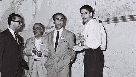 Iranian academic delegation at the Weizmann Insititute of Science in Israel in 1960 (Photo: Fritz Cohen, GPO) משלחת איראנית מתארחת במכון ויצמן ברחובות. המשלחת כללה 5 מדענים איראנים, בראשות פרופ' עלי אזאד, רקטור אוניברסיטת טהראן. הם היו חלק ממאמץ איראני להעמיק את קשריה המדעיים עם ישראל, שנחשבה כבר אז למדינה פורצת דרך במדע ובחקלאות. מהבחינה הדיפלומטית, המציאות המתועדת משקפת את שיא היחסים בין ישראל לאיראן בעידן השאה הפרסי טרום המהפכה, כולל שיתופי פעולה בתחומים אזרחיים ומדעיים, 1960