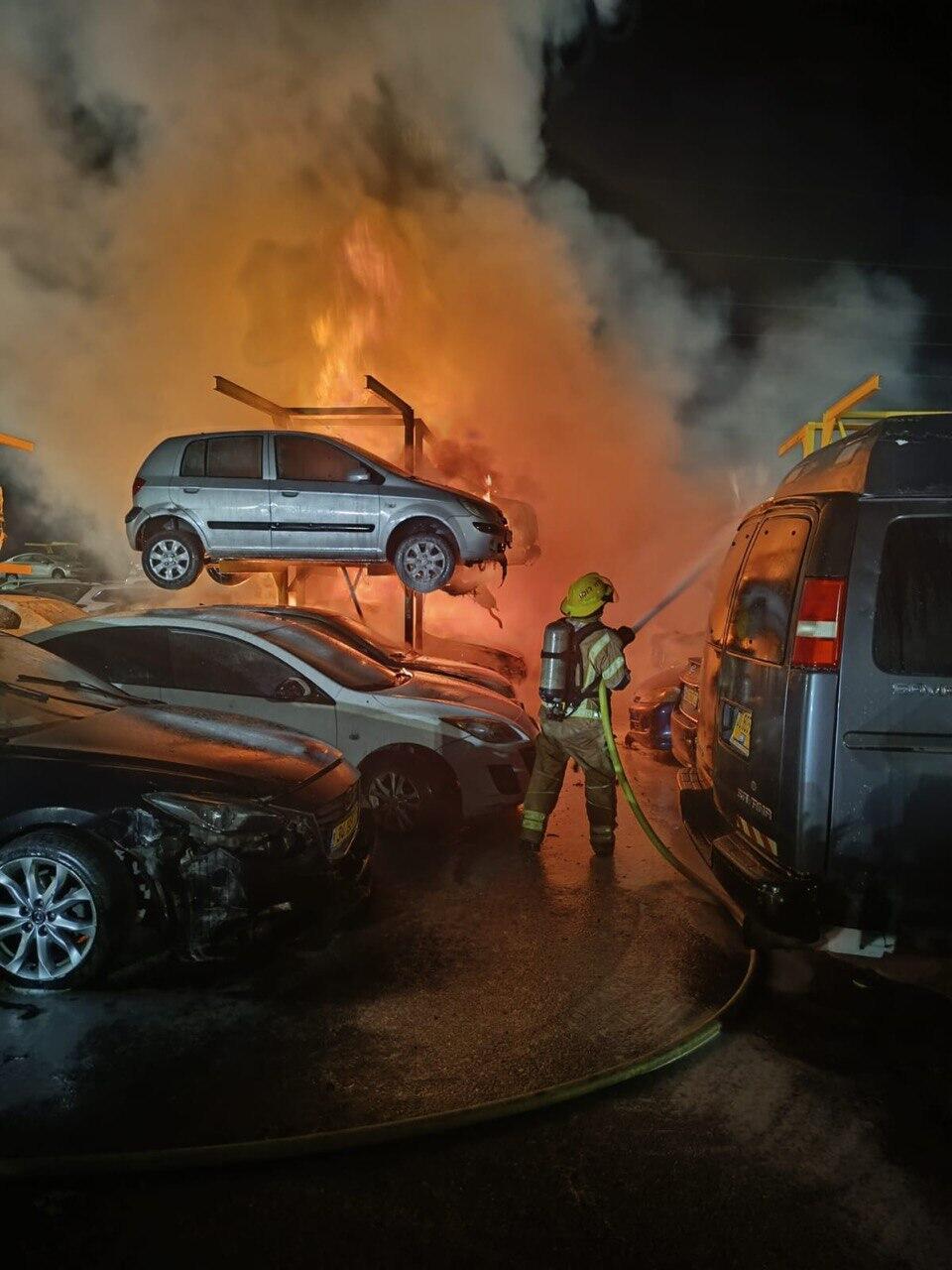 Des voitures ont été prises par le feu après le coup de missile iranien dans le centre d'Israël (Photo: Israël Fire and Rescue Authority) Burning Véhicules en raison des dommages directs d'un missile lancé de l'Iran à la zone centrale