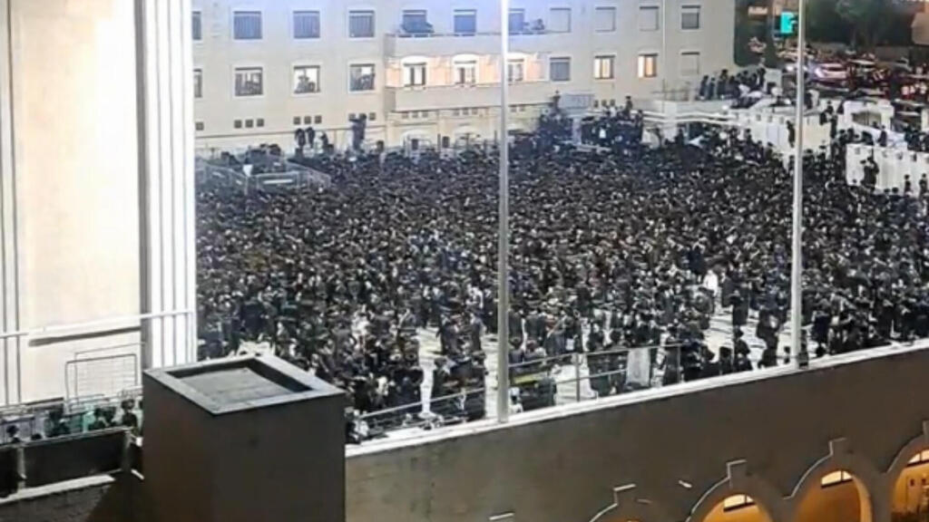 אלפים בחתונה של חסידות בעלזא