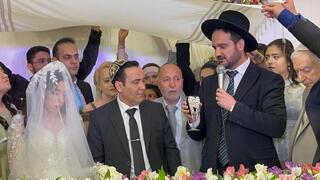 הרב יהודה גראמי (עם המיקרופון) בחתונה באיראן, בימים שקטים יותר