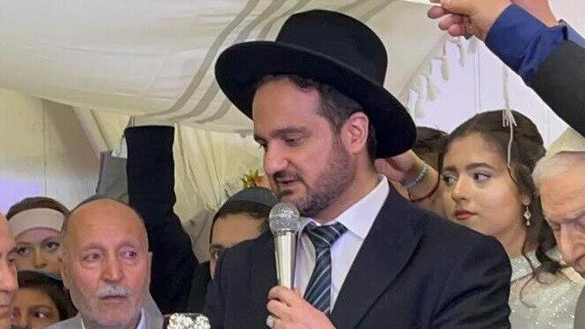 הרב יהודה גראמי (עם המיקרופון) בחתונה באיראן, בימים שקטים יותר
