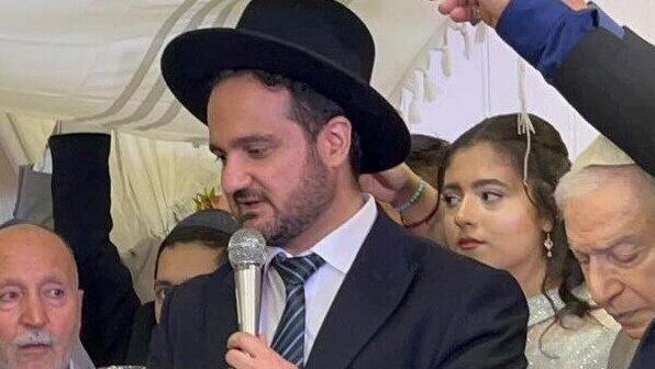 הרב יהודה גראמי (עם המיקרופון) בחתונה באיראן, בימים שקטים יותר