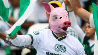 אוהד פאלמייראס עם מסכה של חזיר